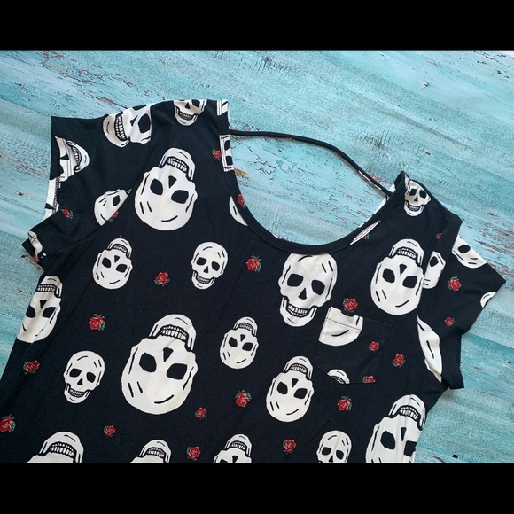 No Boundaries Juniors plus Black Skull & Rose Scoop Dress sz 3X - Picture 2 of 3